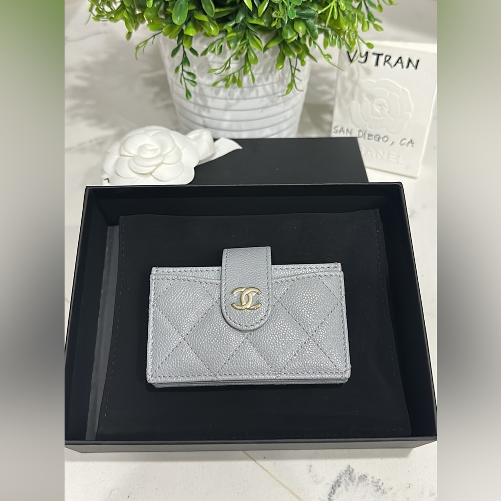 CHANEL 23B Snappy Card Holder in Light Gray Caviar